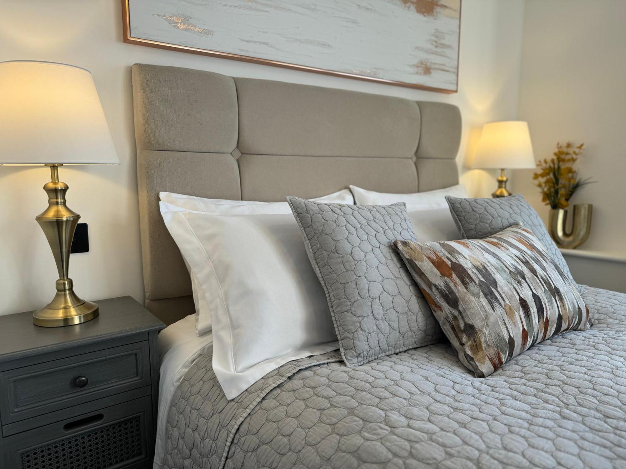 Elegant One Bedroom Apartment Swindon Exterior foto